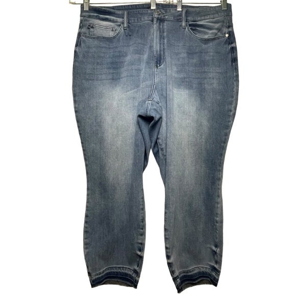 Judy Blue High Rise Light Wash Boyfriend Fit Jeans Cropped Frayed Hem Womens 22W - Picture 1 of 14